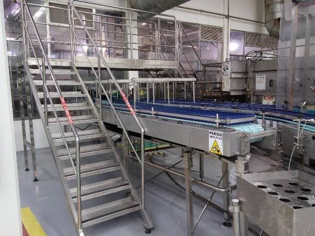 Estrutura metálica industrial com escada