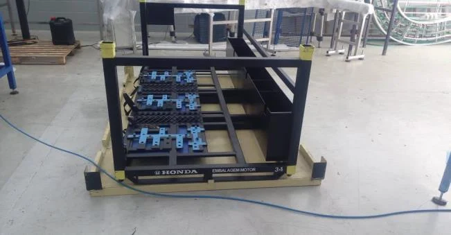 Rack industrial metálico com compartimentos