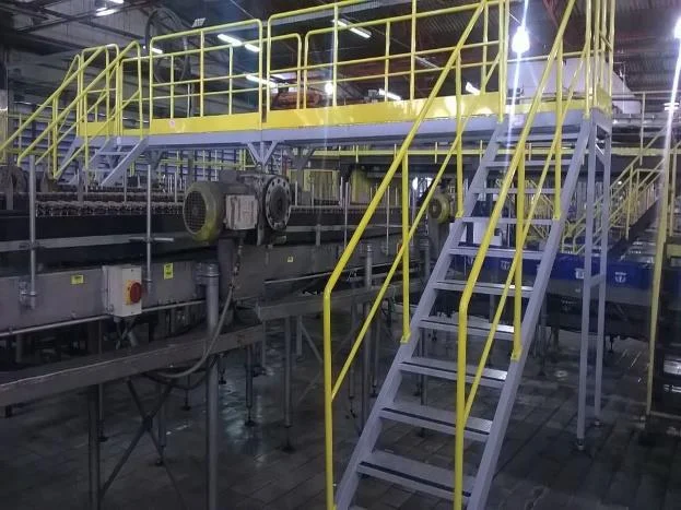 Estrutura industrial com plataforma e guarda-corpo