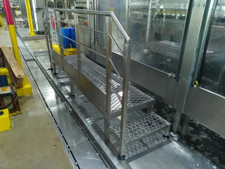 Plataforma de acesso industrial com escada