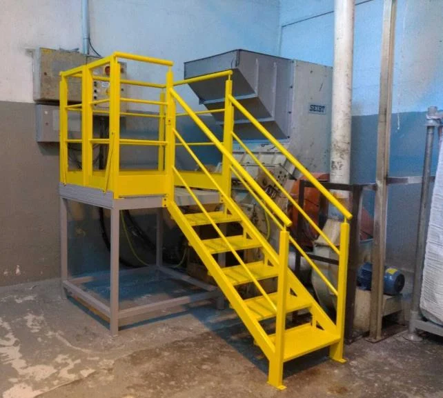 Plataforma metálica de acesso em ambiente industrial