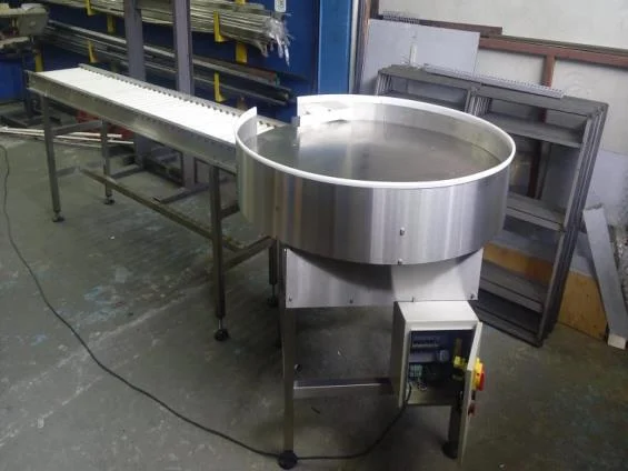 Esteira de transporte com mesa rotativa
