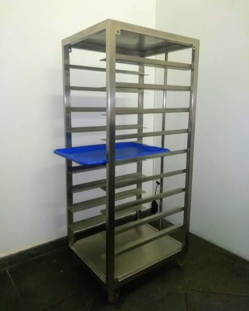 Carrinho para transporte de bandejas em inox