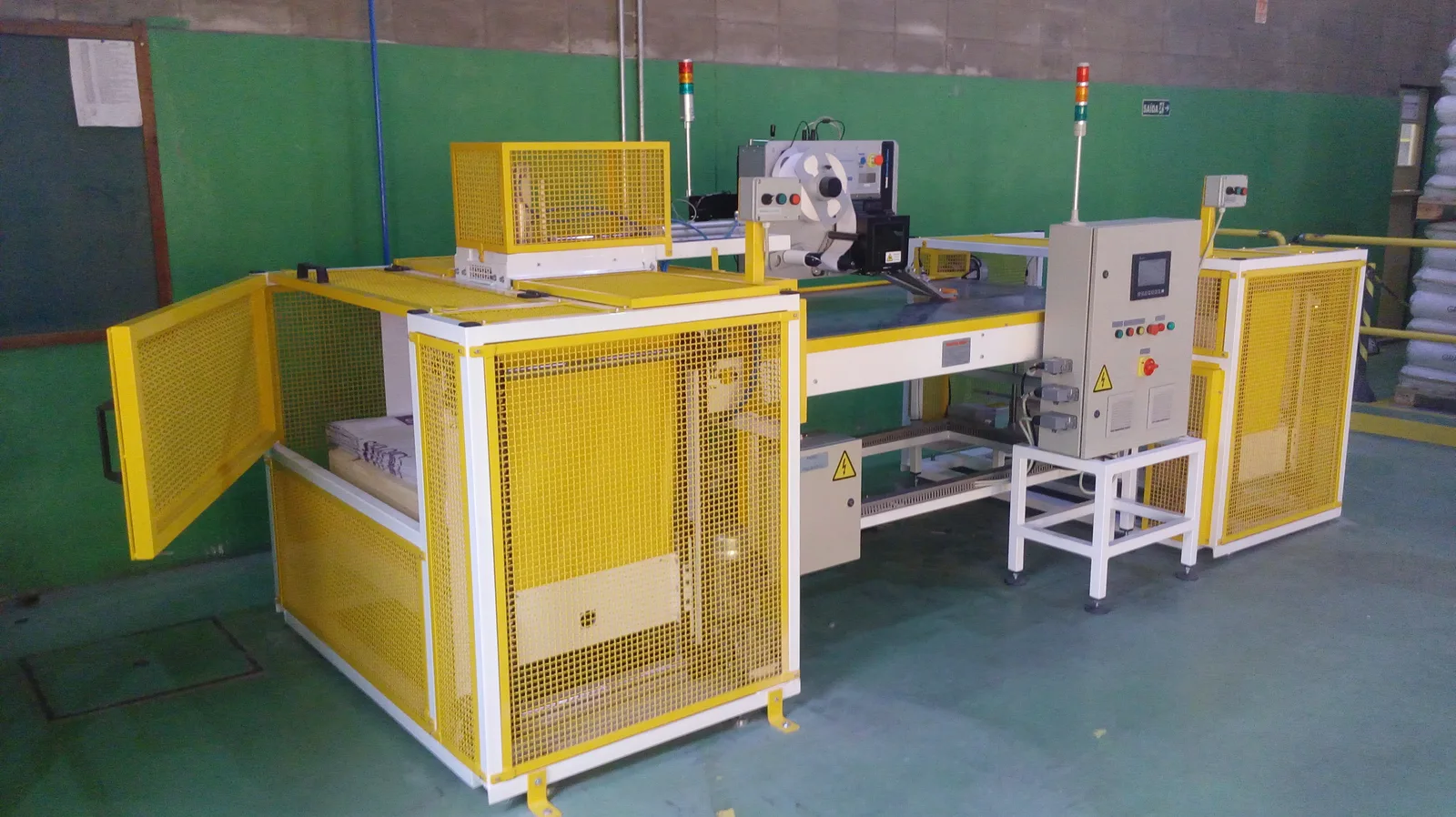 Máquina etiquetadora integrada a linha de produção