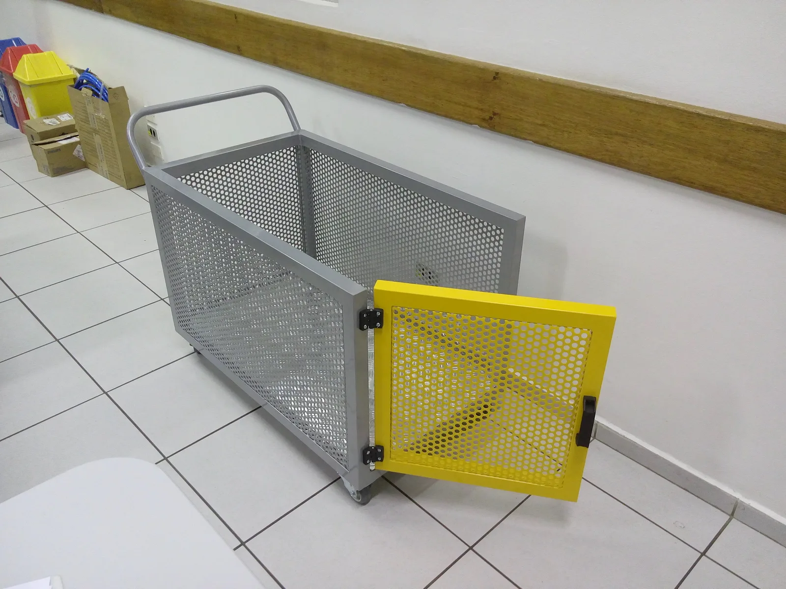Carrinho industrial em aço carbono com grade de proteção