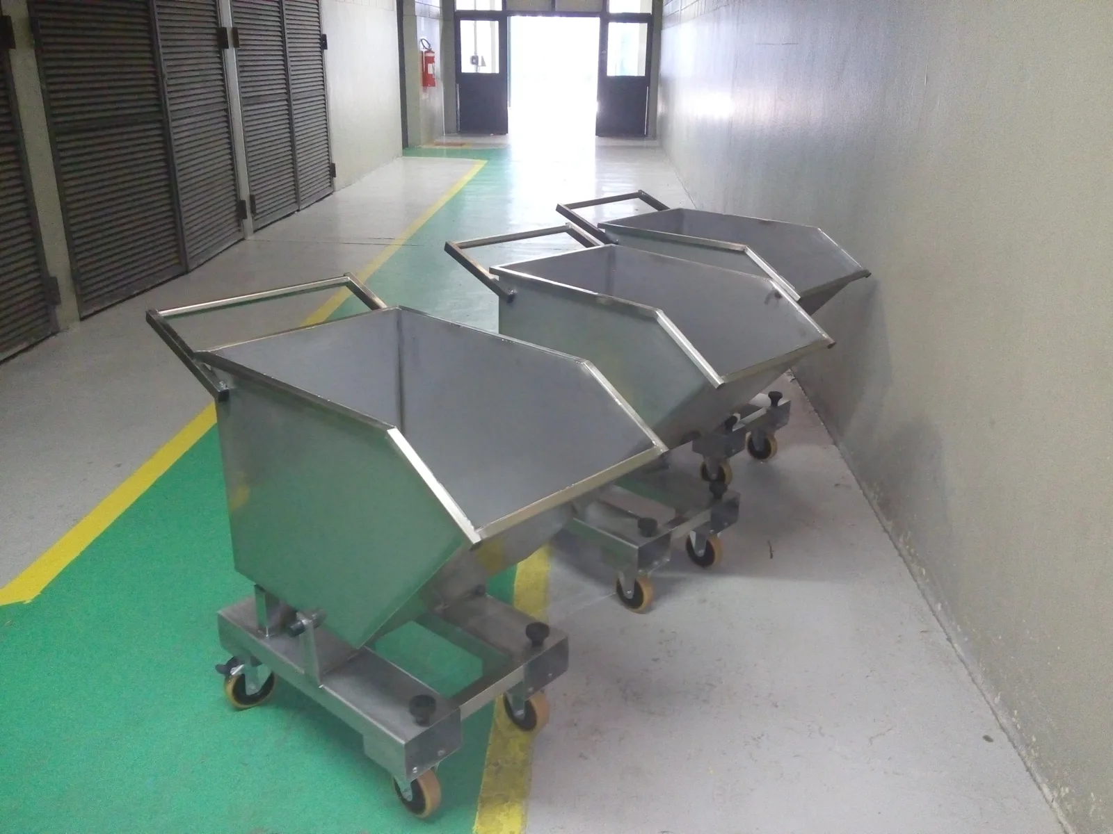 Carrinhos basculantes em inox para movimentação de materiais