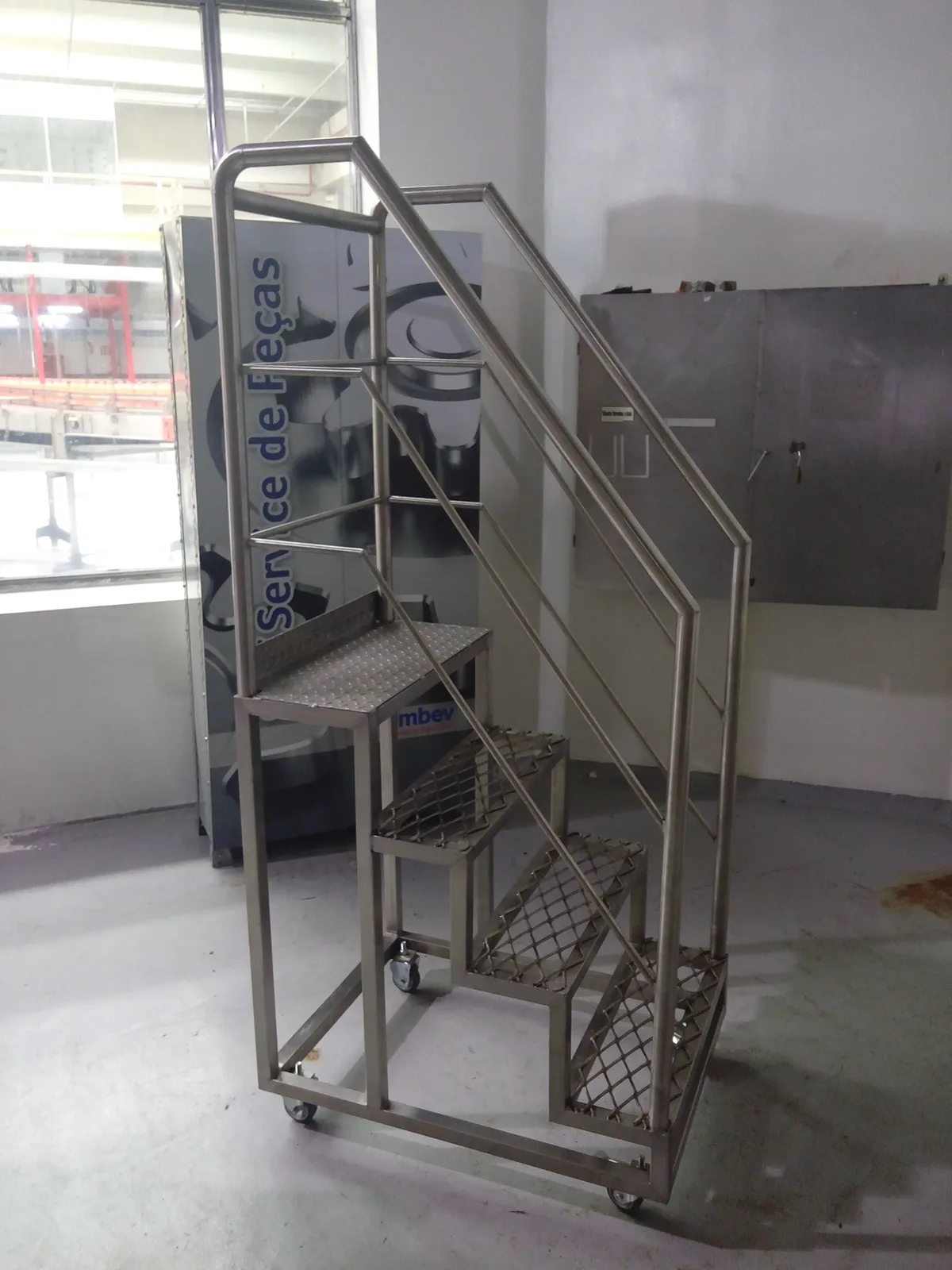 Escada móvel em aço inox para acesso industrial