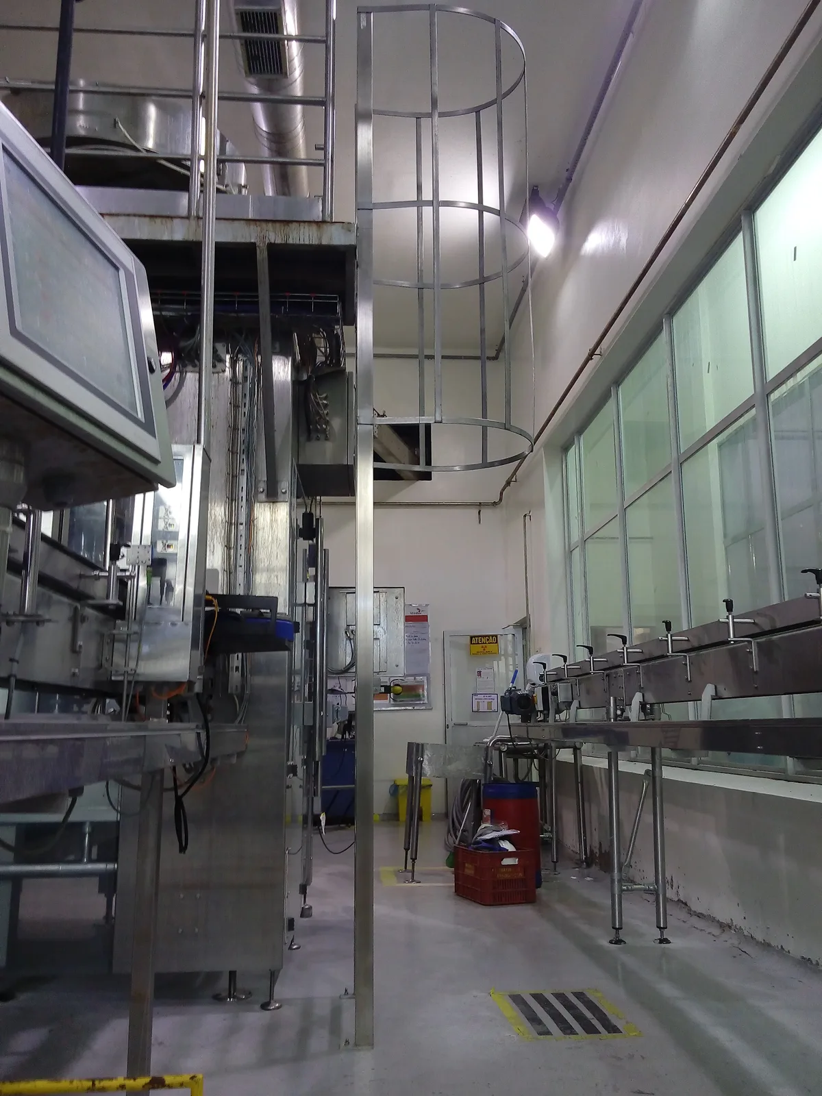 Escada marinheiro em aço inox instalada em área industrial