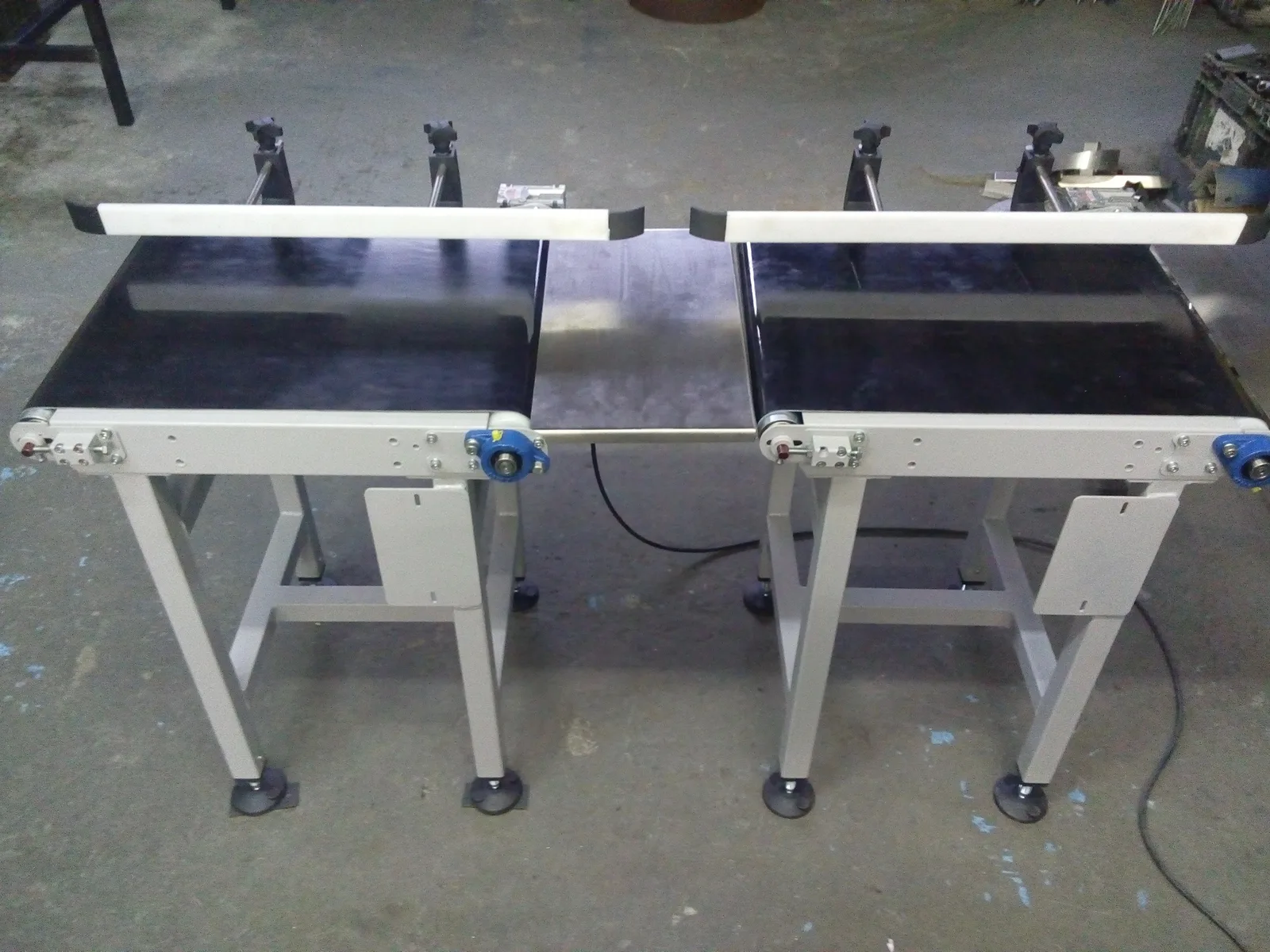 Esteira compacta preparada para integração com equipamento inkjet