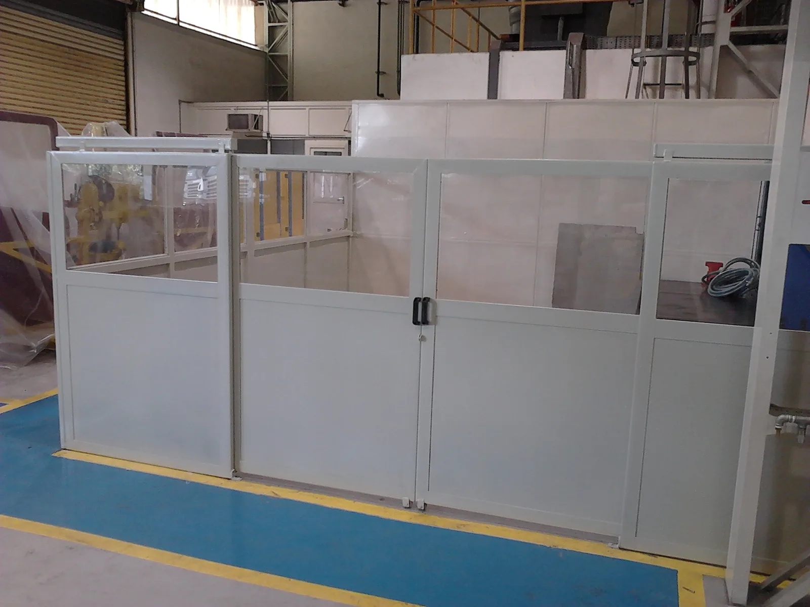 Fechamento de área industrial com painéis metálicos