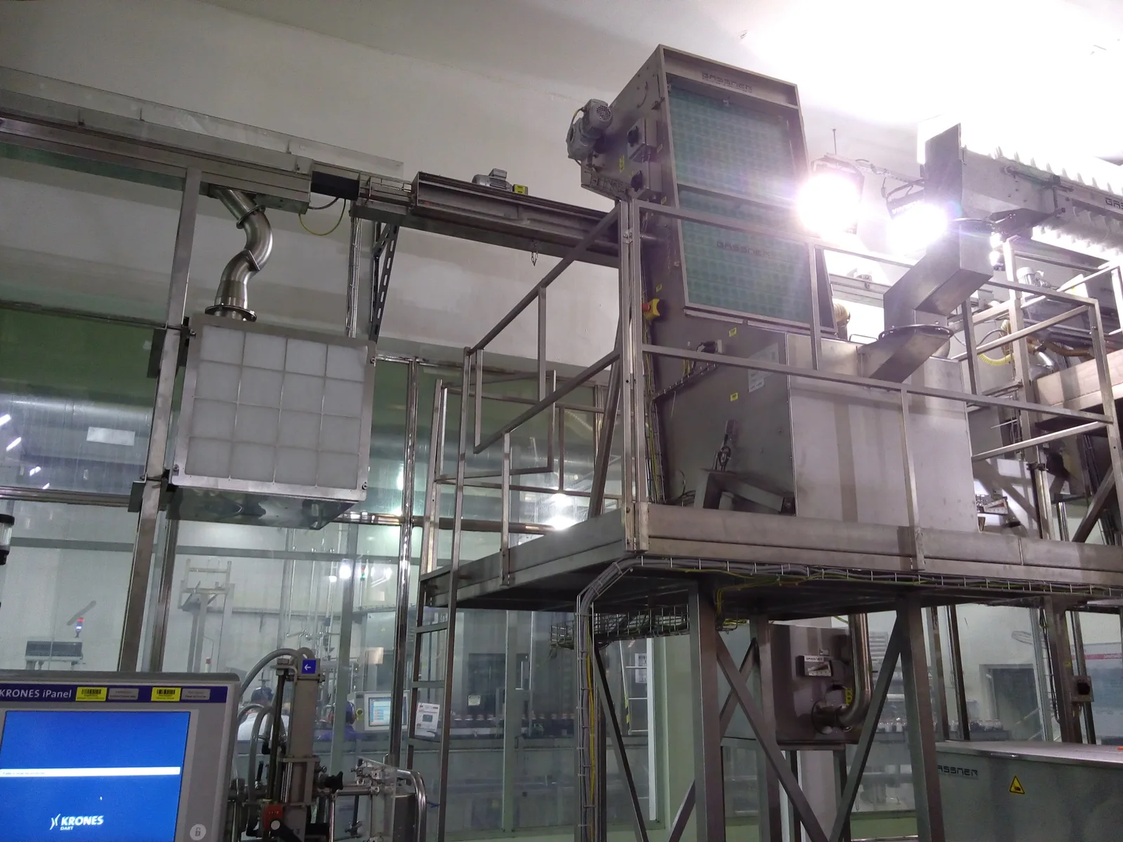 Plataforma industrial elevada com escada e guarda-corpo