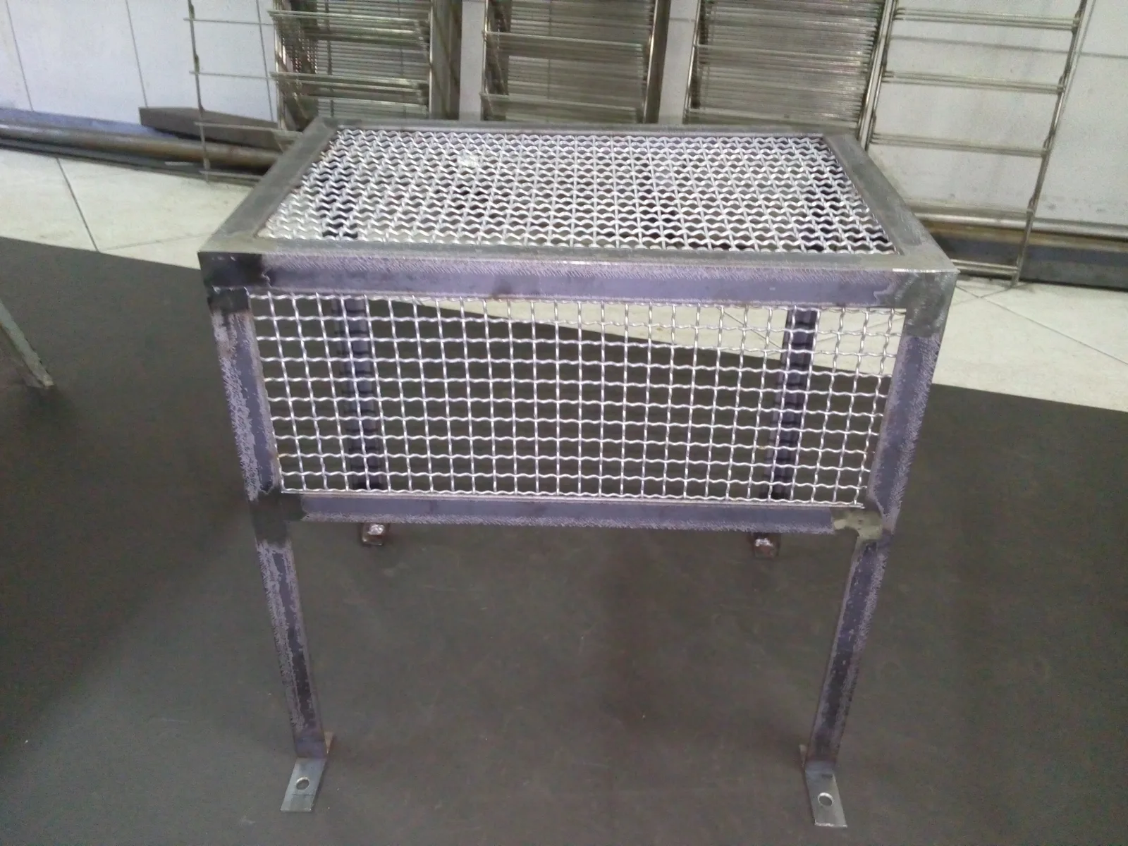 Proteção metálica instalada ao redor de máquina industrial